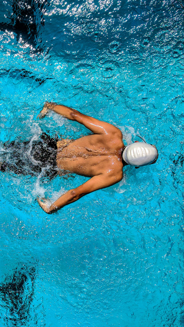 Persona nadando en piscina